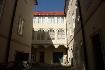 dvůr paláce ( © Milan Caha 07/2008)