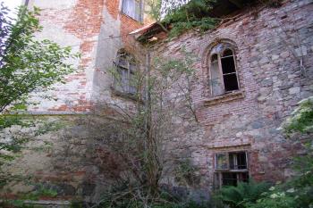 úpatí věže - degradující zdivo (© 06/2014)