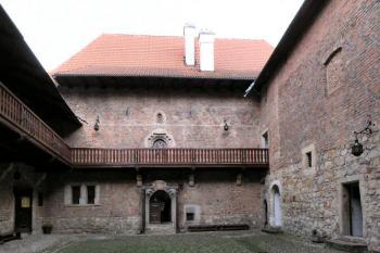 nádvoří - pohled k východu ( © Pavel Zany Komárek 5/5/2005)