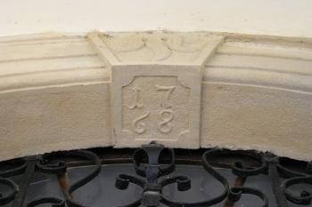 detail záklenku vstupního portálu s datem 1768 (© de ardoise 06/2005)