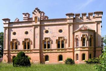 Jižní průčelí ( © Luděk Pitter 06/2005)
