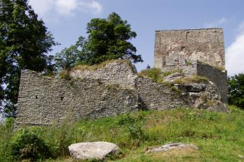 Hrad od přístupové cesty (© Lukáš Pechánek, 08/2012)
