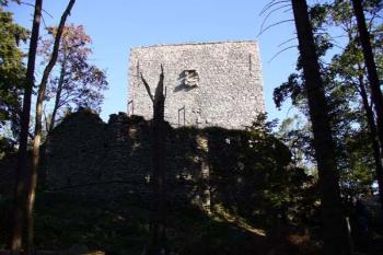 Vítkův Hrádek - pohled na hlavní věž a opevnění (© Pavel Jarý,  10.9.2006)
