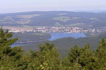 Vítkův Hrádek - výhled z vrcholu věže na Lipno (© Pavel Jarý,  10.9.2006)
