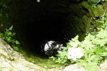 Vítkův Hrádek - studna (© Pavel Kozel, 06/2008)