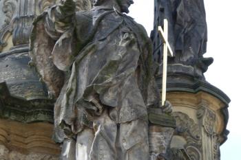 socy na sloupu Nejsvětější Trojice (© František Kinař, 08/2014)