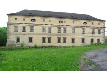Budova zámku od východu ( © Filip Matoušek 06/2005)