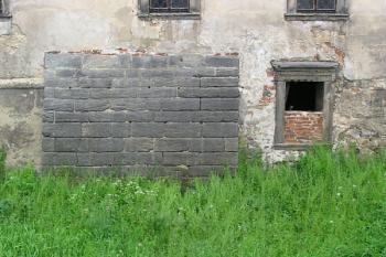 Dochované okno a pilíř v přízemí východního křídla ( © Filip Matoušek 06/2005)