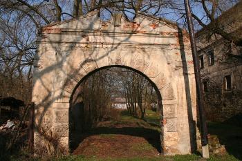 Brána od kostela k zámku ( © Ivan Grisa 04/2009)