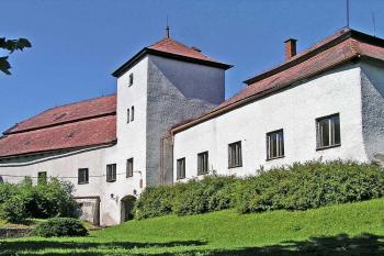 Hlavní průčelí ( © Luděk Pitter 06/2005)