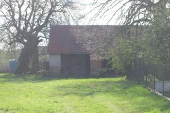 hosp.budova v místě tvrziště (© D Dohňanský, 04/2016)