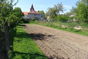 Pozůstatky zavezeného příkopu na západní straně, pohled od severu ( © Roman Řezáč 05/2005)