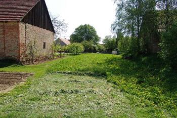 Zavezený příkop na jižní straně. Hospodářská budova kopíruje jižní hranu jádra. ( © Roman Řezáč 05/2005)