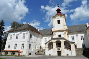 vstupní průčelí zámku od jihozápadu ( © Jan P. Štěpánek 09/2016)
