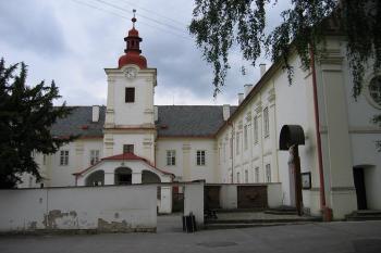 Vstup do zámku se sochou ukřižovaného (© Pavel Vítek 06/2005)