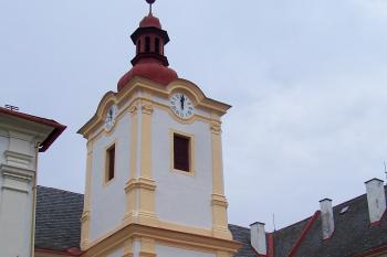 Nově omítnutá zámecká věž (© Michal Schuster, 01/2009)