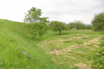 Jihozápadní část příkopu ( © Roman Řezáč 06/2005)