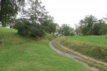 Úvozová cesta kopírující sz.příkop ( © Dušan Dohňanský 08/2019)