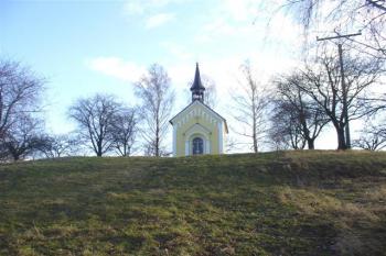 centrální pahorek s novodobou kaplí (© zdeněk komínek, 02/2007)