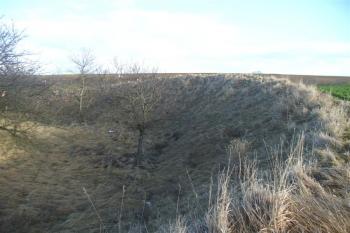 příkop s valem, jížní strana (© zdeněk komínek, 02/2007)