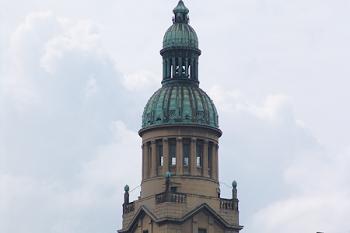 Pohled na radniční věž od kostela Povýšení svatého kříže ( © Roman Řezáč 06/2005)