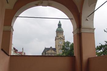 Pohled na Novou radnici z prvního patra Staré radnice ( © Roman Řezáč 06/2005)