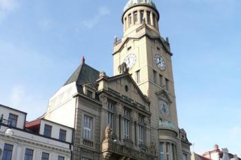 hlavní průčelí nové radnice s vysokou věží obrácené do Masarykova náměstí ( © Jan P. Štěpánek 11/2009)