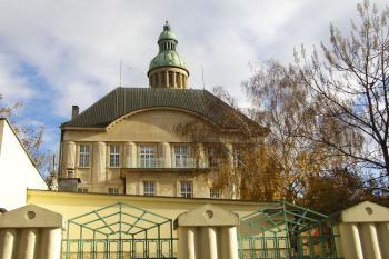 pohled na zadní trakt nové radnice ( © Jan P. Štěpánek 11/2009)
