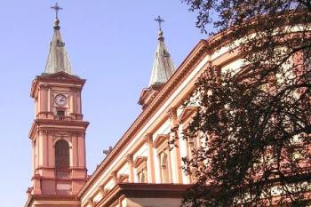 pohled na boční frontu katedrály ( © Jan P. Štěpánek 09/2005)