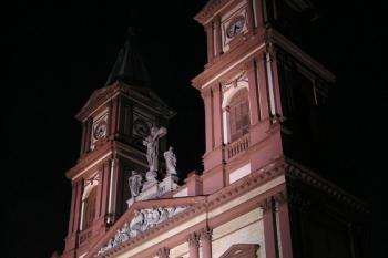 slavnostně nasvícené hlavní průčelí katedrály ( © Jan P. Štěpánek 12/2007)