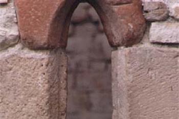 Detail okenního ostění na Vízmburku (©1998 Jiří Čížek)
