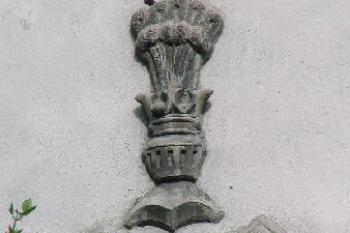 erbovní výzdoba na plášti bašty ( © Pavel Zany Komárek 6/5/2005)