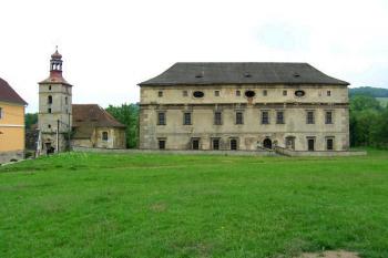 Celkový pohled na kostel a zámek od severu ( © Filip Matoušek 06/2005)