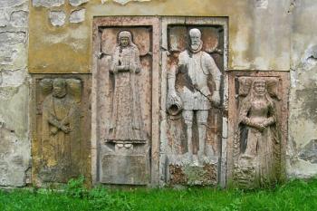 Šlechtické náhrobky ve vnější zdi kostela ( © Filip Matoušek 06/2005)
