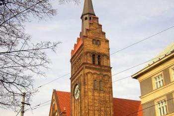 Evangelický kostel od pomníku účastníkům a obětem světových válek v Husově sadě (© Jan P. Štěpánek, 03/2007)