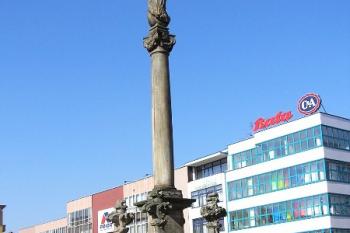 zadní pohled na mariánský sloup ( © Jan P. Štěpánek 09/2005)