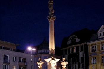 slavnostně nasvícený mariánský sloup ( © Jan P. Štěpánek 02/2008)