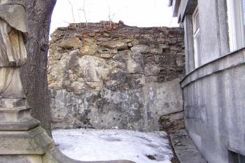Krátký úsek hradby zachovaný při kostele sv. Václava. ( © Jan P. Štěpánek 03/2006)