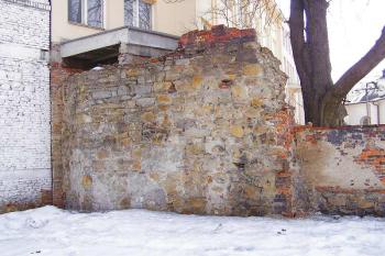 Pohled na vnější stranu pozůstatku hradby za kostelem sv. Václava. ( © Jan P. Štěpánek 03/2006)