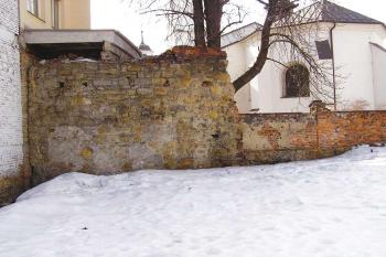 Pohled na vnější stranu pozůstatku hradby za kostelem sv. Václava. ( © Jan P. Štěpánek 03/2006)