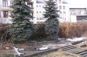 Jediný delší úsek bývalé hradby za sídlem biskupství. ( © Jan P. Štěpánek 03/2006)