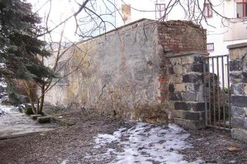 Jediný delší úsek bývalé hradby za sídlem biskupství. ( © Jan P. Štěpánek 03/2006)