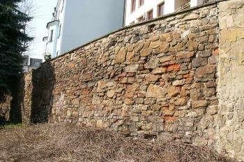 Jediný delší úsek bývalé hradby za sídlem biskupství. ( © Miroslav BITTER 04/2007)