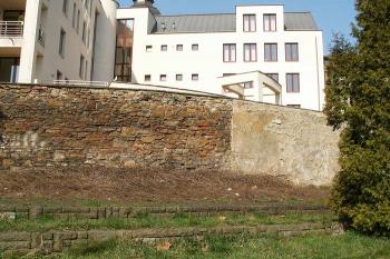 Jediný delší úsek bývalé hradby za sídlem biskupství. ( © Miroslav BITTER 04/2007)