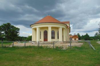 Jižní sloupový pavilón přiléhající k hlavnímu traktu (© Dušan Dohňanský  05/2021)