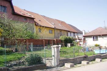 Východní rozparcelované křídlo dvora (© Lukáš Pechánek, 04/2009)