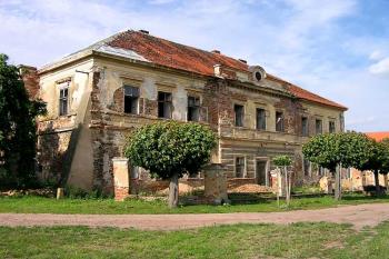 Hlavní průčelí ( © Luděk Pitter 06/2004)