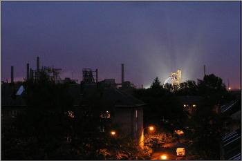 pohled od Moravské Ostravy na slavnostně nasvícené železárny ( © Jan P. Štěpánek 06/2005)