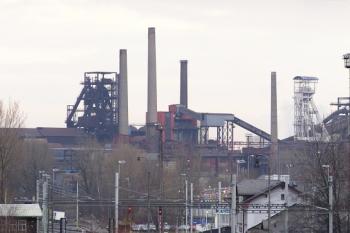 Pohled na areál železáren a dolu Hlubina z tzv. Frýdlantských mostů ( © Jan P. Štěpánek 02/2007)