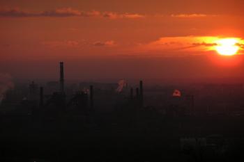 západ slunce nad tzv. Dolní oblastí Vítkovic ( © Jan P. Štěpánek 12/2007)